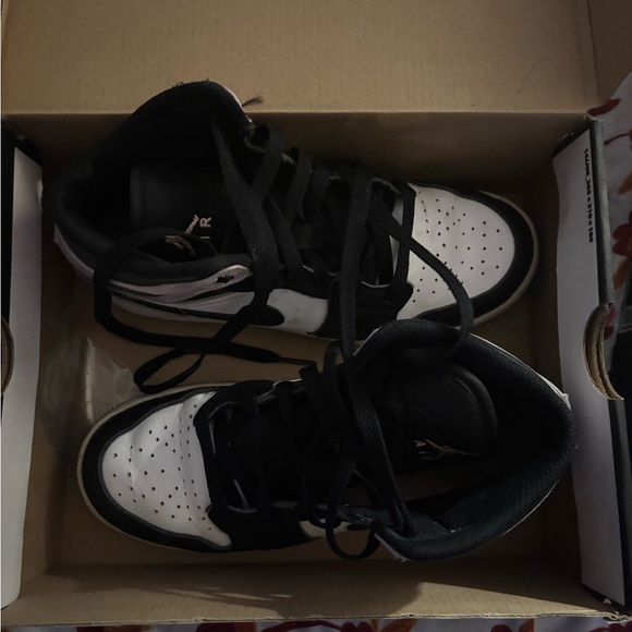 Air Jordan 1 Mid SE (GS) - Picture 3 of 7